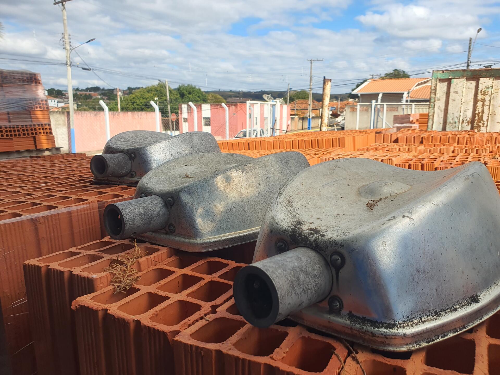 Ponteiras de lampadas de iluminação pública em alúminio.