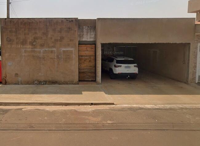 thumb <div style="text-align: justify;"><b>Matrícula nº 13.114 do CRI Local,</b> imóvel residencial urbano constituído pelo Lote 19 da quadra 05, do Loteamento Jardim Estância II, localizado no lado direito ou par, a uma distância de 37,15m do prolongamento do alinhamento da Rua Nove de Julho, lado direito ou par, mede 12,00 de frente para Rua Maria de Lourdes Saltão de Barros, do lado direito divisando com o lote 20 mede 20,00m; no fundo divisando com o lote 02 mede 12,00m, do lado esquerdo divisando com o lote 18 mede 20,00m, encerrando a área de 240,00m². Cadastrado na Municipalidade sob nº 01010720135001.</div><div style="text-align: justify;"><br></div><div style="text-align: justify;"><b>Avaliação:</b> Trata-se de um terreno de 240,00m² devidamente cadastrado no município de Nuporanga sob o número 01010720135001, contém dois imóveis residencial unifamiliar com uma área total construída de 160,89m² constituído por materiais que se enquadram em um padrão médio de construção. O imóvel da frente contém uma sala com cozinha integrada, uma lavanderia, e uma suíte, todos os cômodos possuem laje pré-moldada, todos os cômodos estão em um bom estado de conservação. O imóvel do fundo contém uma sala, uma cozinha com sala de jantar integrado, dois banheiros (um social e outro na suíte), um lavabo, uma lavanderia, dois dormitórios (sendo um, suíte) e uma área de churrasco, todos os cômodos possuem laje pré-moldada exceto na cozinha e sala de jantar, todos os cômodos estão em um bom estado de conservação.</div>