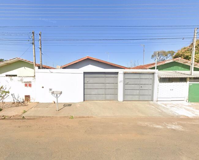 thumb <div style="text-align: justify;"><b>Matrícula nº 12.236 do CRI de Pirassununga/SP</b>: Um lote de terreno sob nº 12, da quadra 06, situado na cidade e comarca de Pirassununga, no loteamento denominado "Jardim Residencial Margarida", com frente para a Rua 07, medindo 10 metros de frente, igual medida de largura nos fundos, por 25 metros da frente aos fundos, de ambos os lados, com a área total de 250,00m², confrontando de um lado com o lote 11, de outro lado com o lote n° 13, e pelos fundos com o lote n° 03; estando a referida quadra "6" localizada entre as ruas 07, 06, 02 e 03. Sobre o terreno foi edificado um prédio próprio para moradia, com frente para a Rua Manoel Castro Mendes, o qual recebeu o n° 592, para a citada via pública.</div><div style="text-align: justify;">Informação do Oficial de Justiça, Avaliador ou Perito: No terreno encontra-se erigida uma casa de morada, a qual foi subdividida em duas residências. A unidade nº 592 frente é composta de dois dormitórios, banheiro social, sala de estar, copa/cozinha, área de serviço e garagem. A residência dos fundos quando da realização da vistoria para avaliação encontrava-se desocupada.</div>