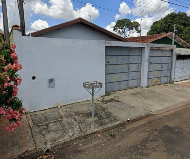 thumb <div style="text-align: justify;"><b>Matrícula nº 12.236 do CRI de Pirassununga/SP</b>: Um lote de terreno sob nº 12, da quadra 06, situado na cidade e comarca de Pirassununga, no loteamento denominado "Jardim Residencial Margarida", com frente para a Rua 07, medindo 10 metros de frente, igual medida de largura nos fundos, por 25 metros da frente aos fundos, de ambos os lados, com a área total de 250,00m², confrontando de um lado com o lote 11, de outro lado com o lote n° 13, e pelos fundos com o lote n° 03; estando a referida quadra "6" localizada entre as ruas 07, 06, 02 e 03. Sobre o terreno foi edificado um prédio próprio para moradia, com frente para a Rua Manoel Castro Mendes, o qual recebeu o n° 592, para a citada via pública.</div><div style="text-align: justify;">Informação do Oficial de Justiça, Avaliador ou Perito: No terreno encontra-se erigida uma casa de morada, a qual foi subdividida em duas residências. A unidade nº 592 frente é composta de dois dormitórios, banheiro social, sala de estar, copa/cozinha, área de serviço e garagem. A residência dos fundos quando da realização da vistoria para avaliação encontrava-se desocupada.</div>