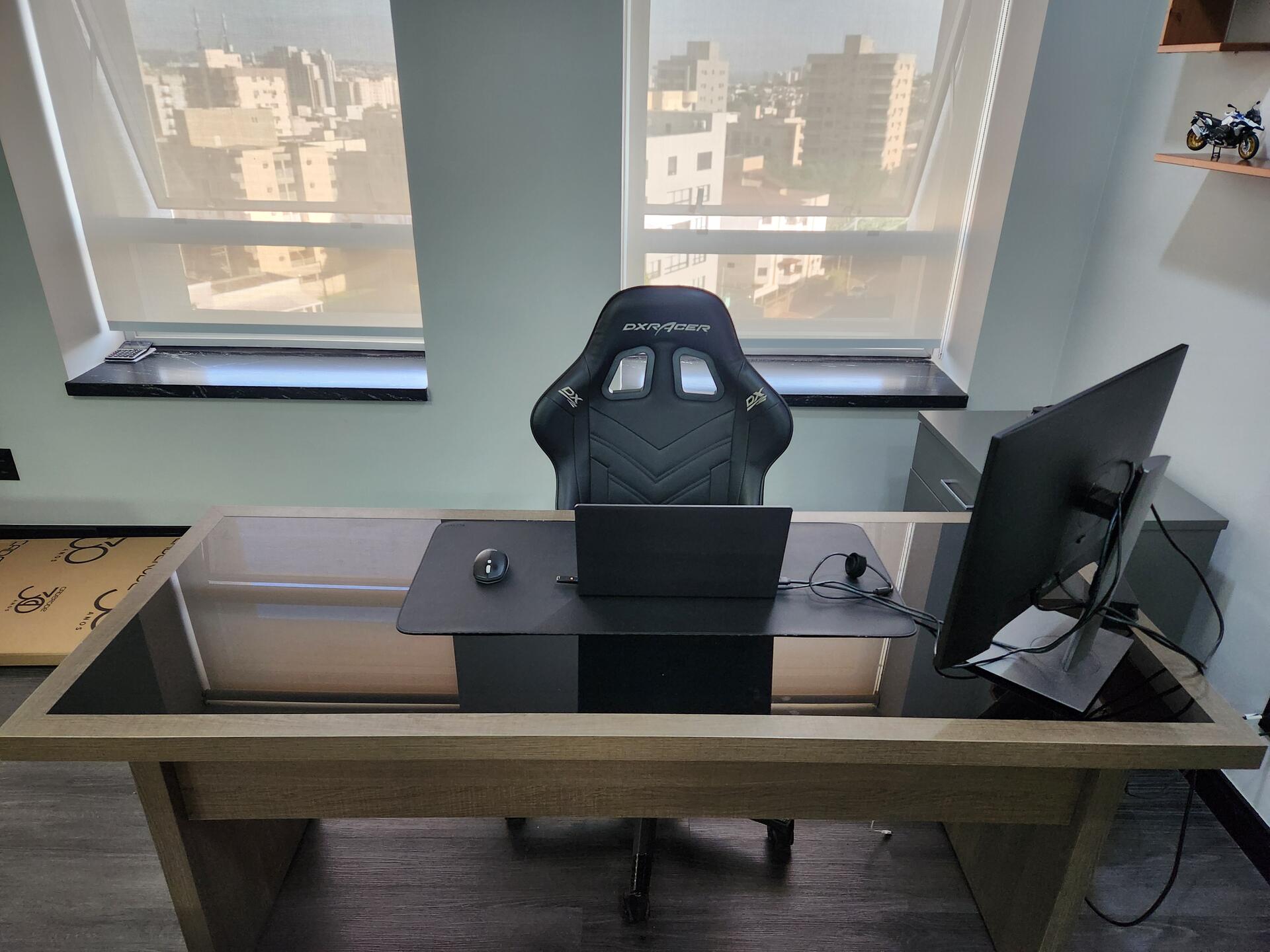 Mesa para escritório com tampo de vidro - Ribeirão Preto/SP