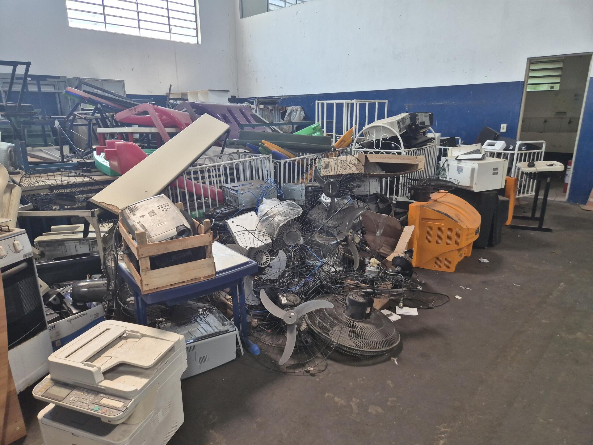 Armários, mesas, ventiladores, televisores e outros - Hortolândia/SP