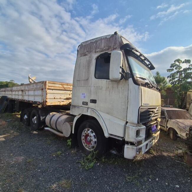 thumb <div style="text-align: justify;">VOLVO FH12 380 4X2T  
Placa: MAY7084 
MARINGA-PR 
Ano/Mod: 2000/2000 
Cor: NA 
Chassi: 9BVA4B5A0YE673001 
Motor: D12C0193792 
RENAVAM: 00739366327&nbsp;</div>