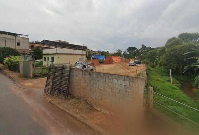 thumb <div style="text-align: justify;"><b>Matrícula nº 4.032 – Cartório de Registro de Imóveis de Teixeiras/MG:</b> Uma área de terra no lugar denominado Cachoeira, desta cidade de Teixeiras/MG, com área de 391,50m², dentro das seguintes medidas e confrontações: frente mede 14,50 metros, dividindo com a Rua Sebastião Viana, fundos mede 14,50 metros, dividindo com Osvaldino Medina, lateral direita mede 27,00 metros, dividindo com os vendedores, lateral esquerda mede 27,00 metros, dividindo com o córrego. Área Total de 391,50m².</div>
