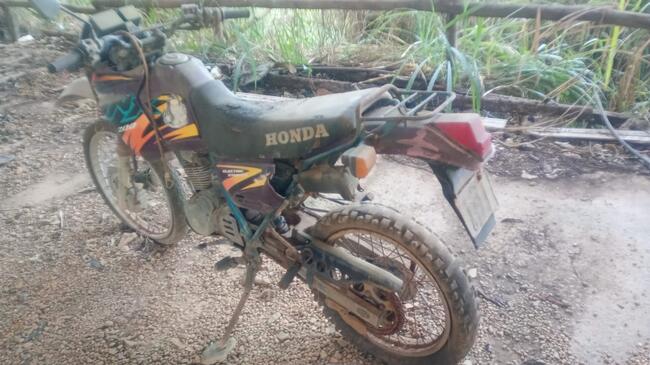 thumb <div style="text-align: justify;">Veículo moto marca/modelo Honda/NX 200, placa GSL 6769, ano 1998/1999, cor roxa, que se encontra ruim estado de conservação, paralisada no pátio, há anos.</div>