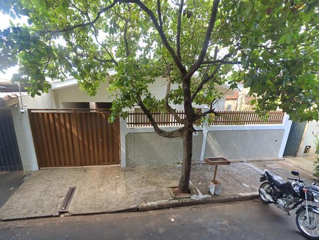 thumb <div style="text-align: justify;"><b>A) Matrícula n° 7.902 do Cartório de Registro de Imóveis desta Comarca:</b> Um imóvel urbano composto pelo respectivo terreno e prédio residencial ali existente, situado nesta cidade e Comarca de Porto Ferreira, no loteamento denominado "Parque Residencial Redentor", rua João Simão, 580, com área total de 430,35 metros quadrados, cadastro municipal n° 17-016-17, objeto da, avaliado em, salvo avaliação especializada, R$ 350.000,00 (trezentos e cinquenta mil reais), na sua totalidade, perfazendo o valor de R$ 58.310,00 (cinquenta e oito mil trezentos e dez reais) referente à <b>parte ideal de 16,666% pertencente à executada. Tabela Prática TJSP 28/08/2025: R$ 58.758,87;</b></div><div style="text-align: justify;"><br></div><div style="text-align: justify;"><b>B) Matrícula nº 14.182 do Cartório de Registro de Imóveis desta Comarca:</b> O lote de terreno, situado nesta cidade e comarca de Porto Ferreira, no loteamento “Jardim Annibal”, designado como o lote nº 191, da quadra H, medindo 11,00 metros de frente para a Rua Dr. Antonio Texeira, igual medida de largura nos fundos, onde confronta com o lote nº 175, medindo da frente aos fundos de ambos os lados 28,50 metros, e confronta (de quem da Rua olha para o terreno), do lado direito com o lote nº 192, e do lado esquerdo com o lote nº 190, perfazendo a área de 313,50m², em R$ 286.000,00, perfazendo o valor de R$ 47.666,67 (quarenta e sete mil, seiscentos e sessenta e seis reais e sessenta e sete centavos) que recai sobre a <b>parte ideal de 16,6666% pertencente à executada. Tabela Prática TJSP 28/08/2025: R$ 48.496,55;</b></div><div style="text-align: justify;"><br></div><div style="text-align: justify;"><b>C) Matrícula nº 11.418 do Cartório de Registro de Imóveis desta Comarca:</b> Um imóvel urbano, situado nesta cidade e comarca de Porto Ferreira, no loteamento denominado “Jardim Independência, constituído de prédio residencial, sob nº 730, com 30,69m² de área construída, com frente para a Rua Joaquim Marques Castelhano, e seu respectivo terreno designado como lote nº 09, da quadra 13, medindo 10,00 metros de testada para a citada Rua, 21,50 metros da frente aos fundos, do lado direito (de quem da Rua Olha para o imóvel) confrontando com o lote nº 08, do lado esquerdo 21,50 metros da Rua Antonio Franzoni, totalizando assim a área de 215,00m², avaliado em R$ 340.000,00, perfazendo o valor de R$ 56.666,67 (cinquenta e seis mil, seiscentos e sessenta e seis reais e sessenta e sete centavos) que recai sobre a <b>parte ideal de 16,6666% pertencente à executada. Tabela Prática TJSP 28/08/2025: R$ 57.653,24.</b></div>