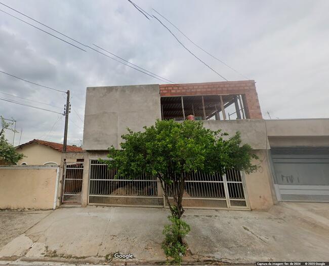 thumb <div style="text-align: justify;"><b>Matrícula nº 11.418 do Cartório de Registro de Imóveis desta Comarca:</b> Um imóvel urbano, situado nesta cidade e comarca de Porto Ferreira, no loteamento denominado “Jardim Independência, constituído de prédio residencial, sob nº 730, com 30,69m² de área construída, com frente para a Rua Joaquim Marques Castelhano, e seu respectivo terreno designado como lote nº 09, da quadra 13, medindo 10,00 metros de testada para a citada Rua, 21,50 metros da frente aos fundos, do lado direito (de quem da Rua Olha para o imóvel) confrontando com o lote nº 08, do lado esquerdo 21,50 metros da Rua Antonio Franzoni, totalizando assim a área de 215,00m², avaliado em R$ 340.000,00, perfazendo o valor de R$ 56.666,67 (cinquenta e seis mil, seiscentos e sessenta e seis reais e sessenta e sete centavos) que recai sobre a <b>parte ideal de 16,6666% pertencente à executada. Tabela Prática TJSP 28/08/2025: R$ 57.653,24.</b></div>