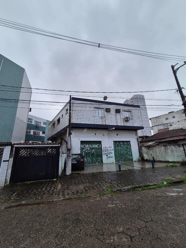 thumb <div style="text-align: justify;"><b>Matrícula nº 132.089 – CRI de São Vicente/SP:</b> Apartamento sob nº 02, localizado no pavimento superior do prédio situado na Rua General Canrobert Pereira da Costa, nº 254, nesta cidade e comarca de São Vicente, a área útil de 82,78m², área de garagem de 12,50m², área comum de 21,49m² e área total construída de 116,770m², correspondendo-lhe uma fração ideal no terreno e nas demais coisas comuns de 36,16% do todo. É de seu uso exclusivo, uma vaga de garagem localizada no pavimento térreo, medindo 2,50 metros de frente por 5,00 metros da frente de quem da área de circulação do condomínio, fronteiriça á área de lazer que dá para o prédio nº 6, da rua Osias Isidoro dos Santos, olha para a vaga de garagem, com a própria área de circulação do condomínio, do lado direito e na mesma posição de observação com a área de circulação de condomínio, do lado esquerdo com a garagem de uso exclusivo do apartamento 1 e nos fundos com área de recuo do prédio.</div><div style="text-align: justify;"><br></div><div style="text-align: justify;"><b>Avaliação:</b> A edificação é composta de dois pavimentos. No pavimento superior, localizam-se os apartamentos de nº 1 e nº 2, objeto deste laudo, com acesso pelo lado esquerdo da edificação, de quem para a rua olha. No pavimento térreo localizam-se duas vagas de uso exclusivo dos apartamentos, com acesso pelo lado direito da edificação, de quem para a rua olha. Na parte fronteiriça do pavimento térreo há um ponto comercial, que não interfere com os acessos às garagens e aos apartamentos. A edificação é toda revestida de cerâmica, estando em bom estado de conservação. As garagens e os acessos estão com piso em concreto desempenado e sem nenhum tipo de revestimento porém, em regular estado de conservação. O imóvel objeto deste laudo possui área útil de 82,94m². É dotado de dois quartos, sendo um com suíte, sala de estar, cozinha, banheiro, área de serviço e banheiro de serviço, estando o apartamento em bom estado de conservação, com piso em cerâmica, instalação elétrica dotada de disjuntores de segurança e pintura conservadas. Todos os caixilhos são em alumínio e vidros. As janelas dos quartos possuem venezianas de duas folhas. Os quartos têm vista para a rua onde situa-se a edificação.</div>