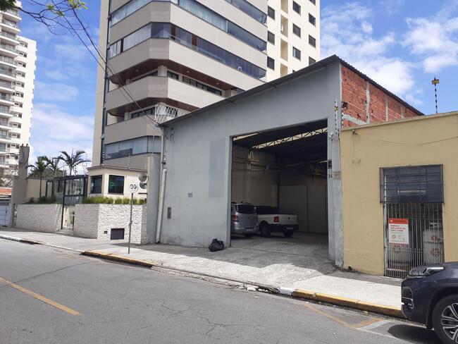 thumb <div style="text-align: justify;"><b>Matrícula nº 93.254 – Cartório de Registro de Imóveis de Suzano/SP: </b>Uma casa e seu respectivo terreno, com 04 cômodos forrados e assolhados, construída de tijolos e coberta de telhas, contendo um forno para padaria, perímetro urbano deste Município e Comarca de Suzano/SP, assim descrito e caracterizado: Medindo o terreno 10,00ms por 50ms da frente aos fundos, dividindo pela frente com a Rua Barão do Rio Branco, dividindo de um lado com José Francisco Moreira e do outro lado e fundos com Antonio Nascimento Costa ou sucessores.</div>