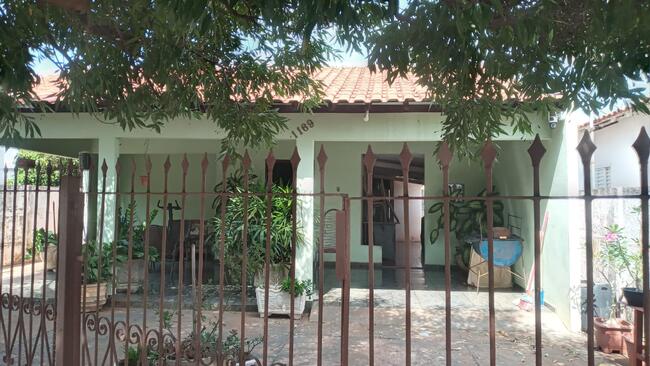 thumb <div style="text-align: justify;"><b>Matrícula nº 39.000 – CRI de Fernandópolis/SP:</b> Um terreno medindo 11 metros e 61 centímetros de frente para a Rua A, pelo fundo mede 11 metros e 32 centímetros e confronta com o prédio nº 1.170, da Rua Marginal, por 21 metros e 88 centímetros do lado esquerdo de quem do imóvel olha para a Rua confronta com o prédio nº 1.183, da referida Rua A e 21 metros e 62 centímetros do lado direito e confronta com o prédio nº 1.155, da mesma Rua, encerrando a área de 217,50 metros quadrados, constante do lote 21, da quadra 05, do Conjunto Habitacional Jardim Nova Macedônica, da cidade de Macedônia/SP, contendo um prédio residencial, subordinado ao nº 1.169, da mencionada Rua A, com a área de 41,40 metros quadrados de construção. Cadastrado na Prefeitura Municipal sob nº 00.55.21.22.</div>