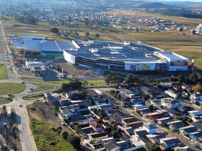 thumb <div style="text-align: justify;"><b>1.1.2. Bragança Shopping Center (Rod. Alkindar Monteiro Junqueira, Km 53, Bragança Paulista SP)</b><b>: (a) Imóvel descrito na matrícula n.º 74.940 do Ofício de Registro de Imóveis de Bragança Paulista-SP</b>, com todas as suas edificações e benfeitorias (Matrícula; ID 10512515514 da Recuperação Judicial); (b) Bens móveis alocados no Empreendimento Bragança Shopping Center, indicados no ativo não circulante (Relação de Ativos Imobilizados; ID 10512519347 da Recuperação Judicial); (c) Marca Bragança Shopping (Relação de Marcas; ID 10512518603 da Recuperação Judicial); (d) Contratos de locação celebrados com os lojistas e Contratos para ocupação de espaços comerciais do Empreendimento Bragança Shopping Center, vigentes na data de transferência da posse e propriedade mediante expedição da carta de arrematação ou adjudicação (Relação de Contratos Comerciais e Locação; ID 10512519496 da Recuperação Judicial); (e) Contrato relativo à exploração e locação do estacionamento do Empreendimento Bragança Shopping Center (Relação de Contratos Estacionamentos; ID 10512517205 da Recuperação Judicial); (f) Contratos celebrados com prestadores de serviços, fornecedores essenciais e parceiros comerciais para funcionamento do Empreendimento Bragança Shopping Center, vigentes na data de transferência da posse e propriedade mediante expedição da carta de arrematação ou adjudicação (Relação de Contratos Prestadores de Serviços e Fornecedores; ID 10512512533 da Recuperação Judicial); Área Terreno 85.251,95m² e Área Construída 38.232,48m²;&nbsp;</div><div style="text-align: justify;"><br></div><div style="text-align: justify;"><b>Link de localização</b>:&nbsp;<a href="https://maps.app.goo.gl/reER8NzaMP4ZsjmR6">https://maps.app.goo.gl/reER8NzaMP4ZsjmR6</a></div><div style="text-align: justify;"><br></div><div style="text-align: justify;"><br></div><div style="text-align: justify;"><b>1.1.3. Via Café Shopping Center (R. Humberto Pizzo, n.º 999, Varginha – MG): (a) Imóvel descrito na matrícula n.º 63.940 do Ofício de Registro de Imóveis de Varginha-MG</b>, com todas as suas edificações e benfeitorias (ID 10512515514 da Recuperação Judicial); (b) Bens móveis alocados no Empreendimento Via Café Shopping Center, indicados no ativo não circulante (Relação de Ativos Imobilizados; ID 10512519347 da Recuperação Judicial); (c) Marca Via Café Shopping Center (Relação de Marcas; ID 10512518603 da Recuperação Judicial); (d) Contratos de locação celebrados com os lojistas e Contratos para ocupação de espaços comerciais do Empreendimento Via Café Shopping Center, vigentes na data de transferência da posse e propriedade mediante expedição da carta de arrematação ou adjudicação (Relação de Contratos Comerciais e Locação; ID 10512519496 da Recuperação Judicial); (e) Contrato relativo à exploração e locação do estacionamento do Empreendimento Via Café Shopping Center (Relação de Contratos Estacionamentos; ID 10512517205 da Recuperação Judicial) (f) Contratos celebrados com prestadores de serviços, fornecedores essenciais e parceiros comerciais para funcionamento do Empreendimento Via Café Shopping Center, vigentes na data de transferência da posse e propriedade mediante expedição da carta de arrematação ou adjudicação (Relação de Contratos Prestadores de Serviços e Fornecedores; ID 10512512533 da Recuperação Judicial); Área Terreno 103.156,26m² e Área Construída 35.786,13m²;&nbsp;</div><div style="text-align: justify;"><br></div><div style="text-align: justify;"><b>Link de localização</b>:&nbsp;<a href="https://maps.app.goo.gl/8K3JM1ym92mLWbmU7">https://maps.app.goo.gl/8K3JM1ym92mLWbmU7</a></div><div style="text-align: justify;"><br></div><div style="text-align: justify;"><br></div><div style="text-align: justify;"><b>1.1.4. Lages Shopping Center (Rod. BR-282, Km 216, Lages – SC): (a) Imóvel descrito na matrícula n.º 44.330 do 4º Ofício de Registro de Imóveis de Lages-SC</b>, com todas as suas edificações e benfeitorias (ID 10512515514 da Recuperação Judicial); (b) Bens móveis alocados no Empreendimento Lages Shopping Center, indicados no ativo não circulante (Relação de Ativos Imobilizados; ID 10512519347 da Recuperação Judicial); (c) Marca Lages Shopping Center (Relação de Marcas; ID 10512518603 da Recuperação Judicial); (d) Contratos de locação celebrados com os lojistas e Contratos para ocupação de espaços comerciais do Empreendimento Lages Shopping Center, vigentes na data de transferência da posse e propriedade mediante expedição da carta de arrematação ou adjudicação (Relação de Contratos Comerciais e Locação; ID 10512519496 da Recuperação Judicial); (e) Contrato relativo à exploração e locação do estacionamento do Empreendimento Lages Shopping Center (Relação de Contratos Estacionamentos; ID 10512517205 da Recuperação Judicial) (f) Contratos celebrados com prestadores de serviços, fornecedores essenciais e parceiros comerciais para funcionamento do Empreendimento Lages Shopping Center, vigentes na data de transferência da posse e propriedade mediante expedição da carta de arrematação ou adjudicação (Relação de Contratos Prestadores de Serviços e Fornecedores; ID 10512512533 da Recuperação Judicial); Área Terreno 79.963,04m² e Área Construída 60.684,00m²;&nbsp;</div><div style="text-align: justify;"><br></div><div style="text-align: justify;"><b>Link de localização</b>:&nbsp;<a href="https://maps.app.goo.gl/SJHcbvZj3SJS9FZv7">https://maps.app.goo.gl/SJHcbvZj3SJS9FZv7</a></div>