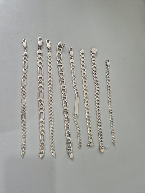 thumb 01 (Uma) corrente na cor prata<div>08 (Oito) pulseiras na cor prata</div>