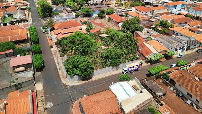 thumb <div style="text-align: justify;"><b>Matrícula nº 73.894 - Oficial de Registro de Imóveis de Sertãozinho/SP: </b>O terreno urbano de forma irregular, situado na cidade de Dumont, com frente para a Rua Francisco Lorenzato, lado ímpar, contendo 532,43m². O imóvel objeto dessa avaliação é um terreno plano de árvores, contendo portão de acesso, sem numeral afixado, não possui edificação e encontra-se delimitado por muros que também abrangem os imóveis de Matrículas nº 73.890 e 73.891.</div>