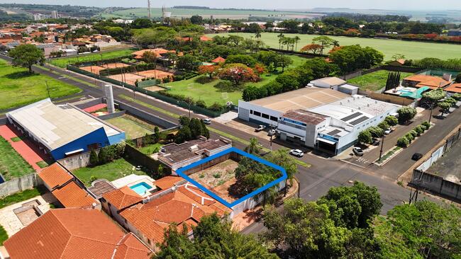 thumb <div style="text-align: justify;"><b>Matrícula nº 29.349 do Cartório de Registro de Imóveis de Orlândia/SP: </b>Um terreno urbano, sem benfeitorias, designado Lote 01 do desdobro, situado nesta cidade e comarca de Orlândia, com frente para a Avenida Sete, lado direito ou par das vias públicas, esquina com a Rua Vinte e seis, lado esquerdo ou ímpar das vias públicas, mede vinte (20) metros e vinte e cinco (25) centímetros com frente para a citada Avenida Sete, pelo lado direito, de quem da via pública olha para o imóvel, mede dezenove (19) metros, seiscentos e vinte e sete (627) milímetros, confrontando com imóvel de propriedade de Celso Cechini, pelo lado esquerdo mede dezenove (19) metros e sessenta e quatro (64) centímetros confrontando com a Rua Vinte e seis, e nos fundos mede vinte (20) metros e noventa e dois (92) centímetros confrontando com o lote nº 02 do desdobro, encerrando a área de 403,96 metros quadrados.</div><div style="text-align: justify;">Terreno inteiro murado, com muro alto e bem feito.</div>