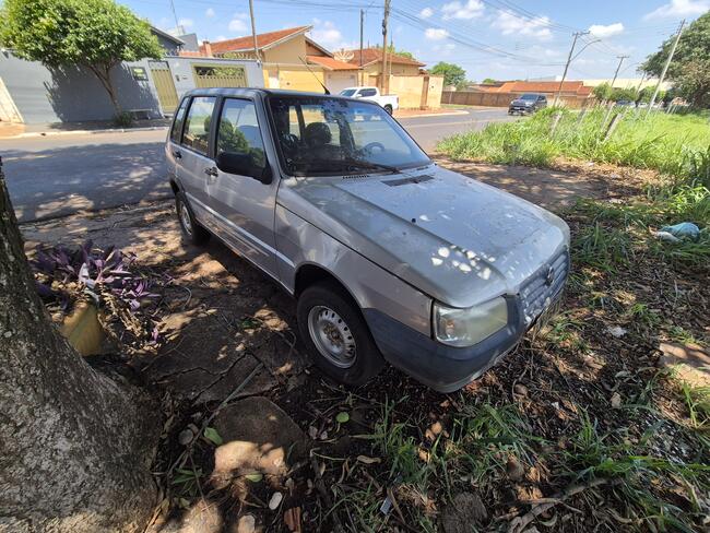 thumb <div style="text-align: justify;">Um Veículo Fiat Uno Mille modelo Way Econ, placa DZW 7647, Chassi 9BD15844AA6331299, cor prata, o qual encontra-se no seguinte estado de uso e conservação, pneus em regular estado, pintura queimada, banco do motorista rasgado, capô amassado, para lamas dianteiro lado do passageiro com amassado.</div>