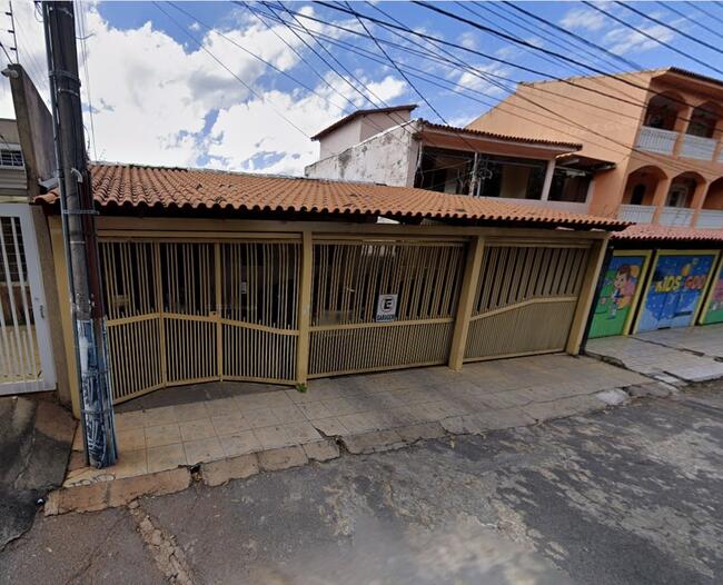 thumb <div style="text-align: justify;"><b>Quota parte de 50% do imóvel localizado à QE 32, Conjunto C, Casa 24, Guará/DF</b>, devidamente registrado no 4º ofício de registro de imóveis do DF, sob matrícula nº 33953, lote medindo 205,67m², o lote possui duas casas.&nbsp;</div><div style="text-align: justify;"><br></div><div style="text-align: justify;">Dados do registro do imóvel: <b>Matrícula nº 33.953 - 4 CRI do DF</b>.</div><div style="text-align: justify;"><br></div><div style="text-align: justify;">Trata-se de um imóvel medindo o terreno, conforme matrícula informada, 10,19m pela frente, 10,38m pelos fundos, 20,00m pelas laterais esquerda e direita, no total de 205,67m².</div><div style="text-align: justify;"><br></div><div style="text-align: justify;">Inscrição do imóvel no registro fazendário: Não consta.</div>