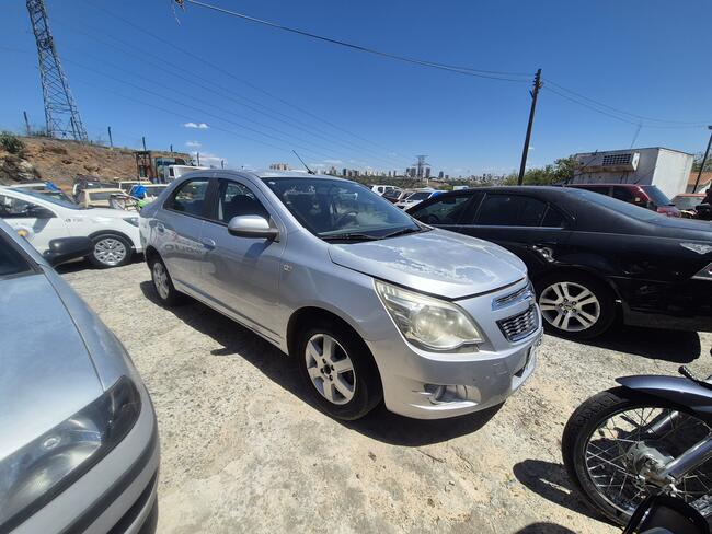 thumb <div style="text-align: justify;">Um Veículo marca GM, modelo COBALT 1.8 LT, cor preta, em razoável estado com a pintura queimada, em geral bem como com alguns riscos, 4 pneus meia vida, estofamento do motorista com rasgo. Conta com triângulo, chave de roda e macaco, não conta com estepe, conta com engate, placa FKK 7945, ano/modelo 2013.</div>