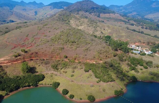 thumb <div style="text-align: justify;"><b>ASTOLFO DUTRA/MG – TERRENO RURAL ÁREA 7.89,40 HECTARES, MATRÍCULA Nº 22.276 EM NOME DA EMPRESA ENERGISA SOLUÇÕES S/A. 
Imóvel:</b> Sítio Retiro da Barra, uma área de 7ha.89ª.40ca., partindo do ponto 1 de coordenadas UTM; N=7.642.528,725 e E=716.605.128, fixado na cerca de divisa e na poligonal da área de interesse, deste segue pela poligonal da área de interesse até o ponto 2, confrontando com terras de mesmas propriedades com azimutes variados e com uma distância de 163.863m; deste segue poligonal da área de interesse da CAT-LEO Energisa S/A.</div>