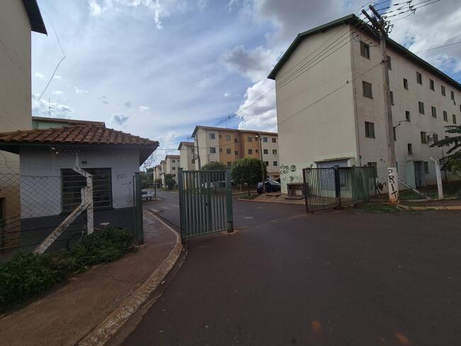 thumb <div style="text-align: justify;"><b>Matrícula nº 66.357 – Oficial de Registro de Imóveis de Sertãozinho/SP:</b> Um apartamento residencial sob nº 12, localizado no 1º Andar ou 2º Pavimento, Bloco 10, do Condomínio Residencial “Aragão I”, situado nesta cidade e comarca de Sertãozinho, com frente para a Rua Delfino Eleotério de Almeida, nº 1.021, contendo sala, área de circulação, dois quartos, banheiro, cozinha e área de serviço, com a área útil de 42,2100m², área comum de 7,1621m², perfazendo uma área total de 49,3721m², correspondendo-lhe uma fração ideal de 0,00284091 no terreno e nas coisas comuns, confrontando: pela frente com espaço aéreo da área comum do condomínio; pelo seu lado esquerdo com hall de acesso e escadarias; pelo seu lado direito com o apartamento nº 11 do bloco 11; e, pelos fundos com espaço aéreo da área comum do condomínio, cabendo a essa unidade autônoma uma vaga de estacionamento de veículo, cujo uso será disciplinado em assembleia geral.</div>