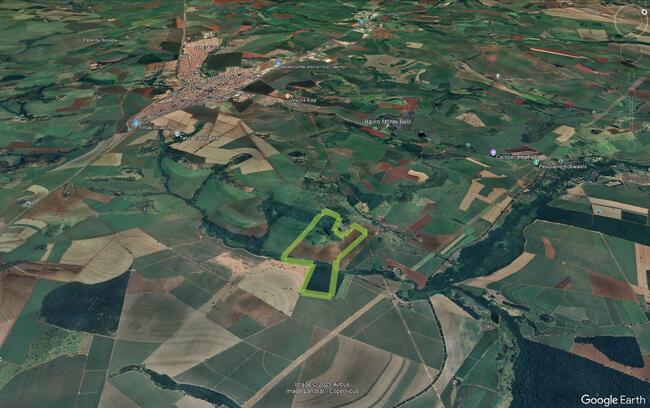 thumb <div style="text-align: justify;"><b>Matrícula nº 231 do Cartório de Registro de Imóveis da Comarca de Cravinhos/SP: Parte ideal correspondente a 25% do imóvel rural,</b> com área de 111,70,70 hectares, compostos pelos lotes 1, 2 e 3 do Núcleo Colonial Santo Antônio e uma pequena parte desmembrada da Fazenda Santo André, com todas as suas benfeitorias, aderentes ao solo, perfeitamente dividida e fechada com seus pontos demarcatórios e confrontos de terras da Fazenda Santa Virgínia, de propriedade de Joaquim Agostinho, no valor de R$ 1.407.500,00 (fls. 473/481).</div>