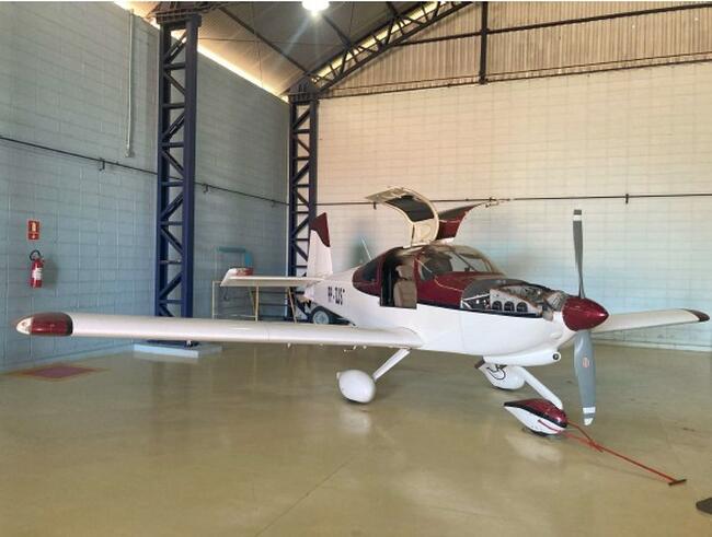 thumb <div style="text-align: justify;">AERONAVE | AVIÃO 
PP-ZJS 
01 
ano: 2011 
Modelo: RV-10 
Total de assentos: 04  
Série: PIA-10-002  
Horas totais: 1428,3*.</div>