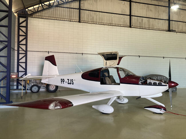 thumb <div style="text-align: justify;">AERONAVE | AVIÃO 
PP-ZJS 
01 
ano: 2011 
Modelo: RV-10 
Total de assentos: 04  
Série: PIA-10-002  
Horas totais: 1428,3*.</div>