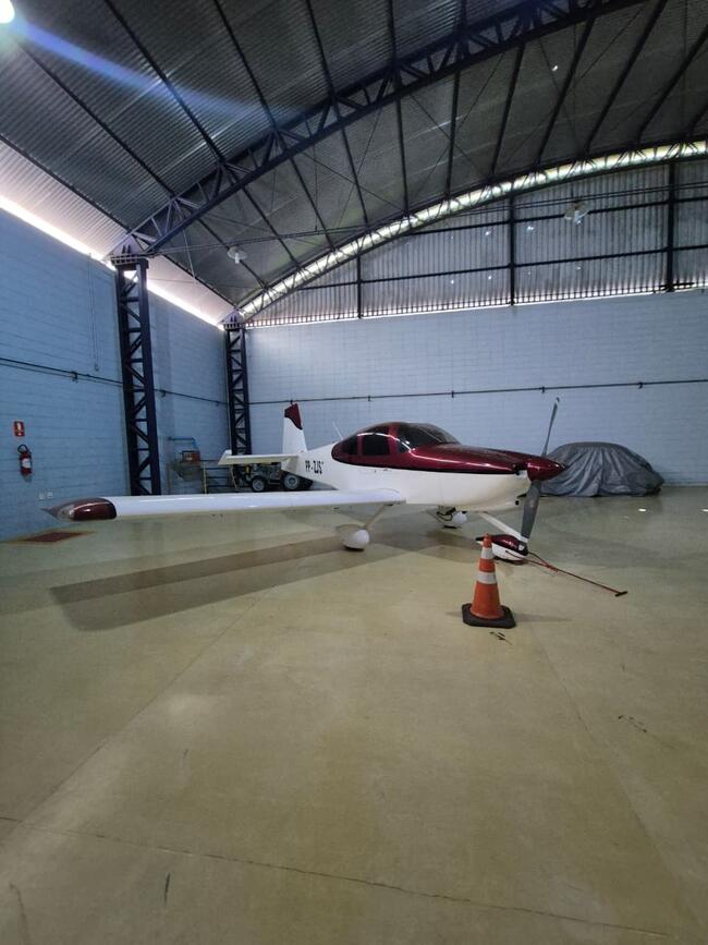 thumb <div style="text-align: justify;">AERONAVE | AVIÃO 
PP-ZJS 
01 
ano: 2011 
Modelo: RV-10 
Total de assentos: 04  
Série: PIA-10-002  
Horas totais: 1428,3*.</div>