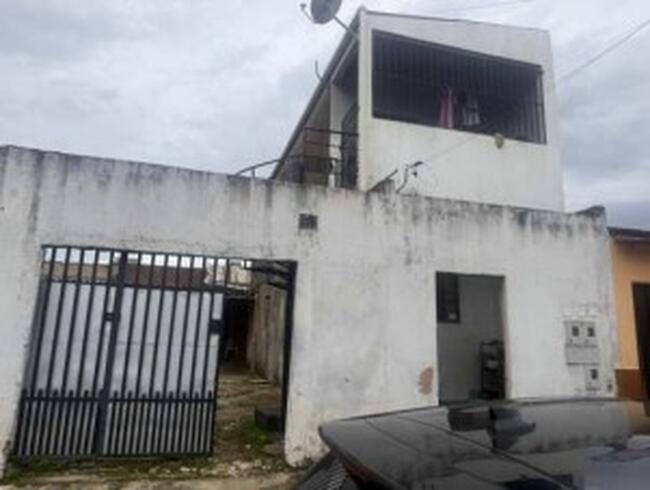 thumb <div style="text-align: justify;">Imóvel situado na QNN 19, Conjunto G, Casa 13, Ceilândia/DF, registrado sob a matrícula nº 30.143 do 6º Ofício de Registro Imobiliário do Distrito Federal.&nbsp;</div><div style="text-align: justify;">Inscrição do imóvel no registro fazendário: Não consta.</div><div style="text-align: justify;">O imóvel possui terreno de 250m² e duas edificações construídas:</div><div style="text-align: justify;">- Uma edificação térrea com portão gradeado, três quartos, um banheiro, área de serviço e garagem para dois carros. Cômodos com piso de cerâmica, teto sem laje, telhado de fibrocimento ondulado.</div><div style="text-align: justify;">- Uma edificação de dois andares composta por duas kitnets, uma em cada andar, ambas possuindo uma sala, uma cozinha e um quarto. Cômodos com piso de cerâmica, teto com laje da kitnet térrea. Os acessos às unidades são independentes.</div>