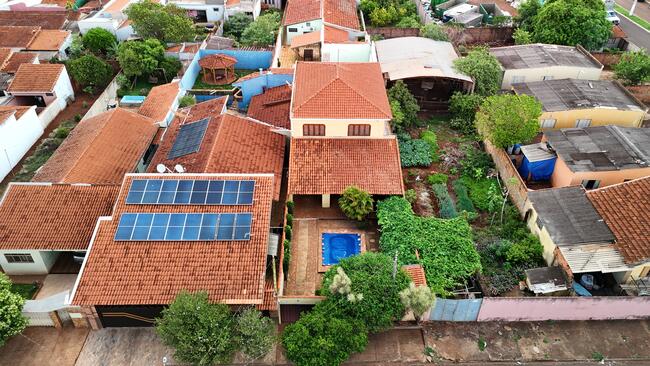 thumb <div style="text-align: justify;"><b>Matrícula nº 1.133 – Cartório de Registro de Imóveis de Orlândia/SP:</b> Sobre o terreno existe a edificação de uma casa de morada com dois pavimentos, sobrado, murada, com aproximadamente 170 metros quadrados de área construída, coberta com telhas, de laje, piso frio, contendo na parte inferior: 02 quartos, 01 sala, 01 cozinha, 01 banheiro, 01 garagem para 02 carros e 01 piscina pequena na frente do terreno e na parte superior: 04 quartos, 01 banheiro, 01 sala.</div>