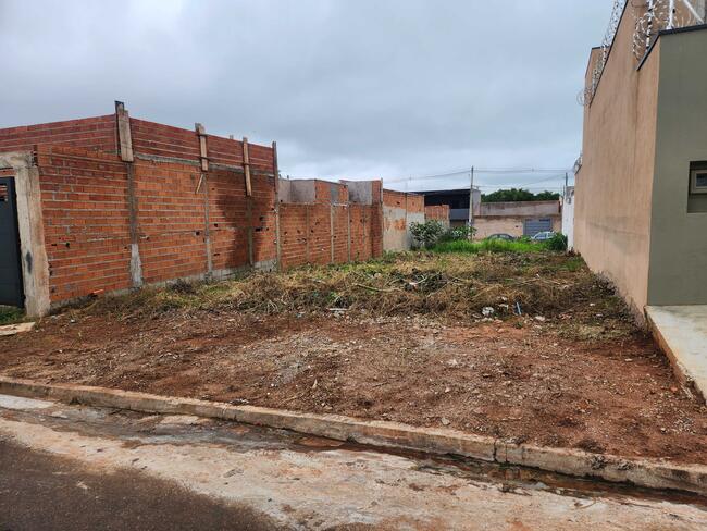 thumb <div style="text-align: justify;"><b>Terreno área total 200m² - Matrícula nº 7.791 do Oficial de Registro de Imóveis de Serrana/SP: </b>Um terreno urbano, situado nesta cidade e Comarca, de formato regular, constituído pelo Lote 2, da Quadra 4 do loteamento denominado Jardim Santa Luzia, com frente para a Rua 3, medindo 10,00 metros de frente e de fundos, por 20,00 metros da frente aos fundos, de ambos os lados, confrontando do lado direito com o lote nº 1, do lado esquerdo com o lote nº 3 e aos fundos com o lote nº 51, perfazendo a área total de 200,00 metros quadrados. Cadastro Municipal 985771.</div>