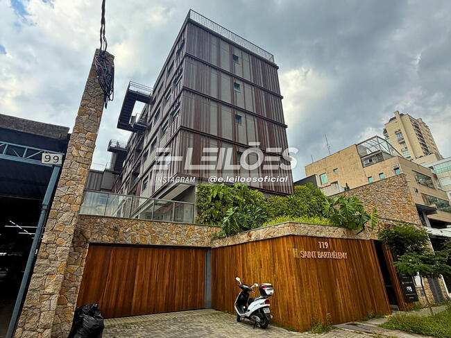 thumb <div style="text-align: justify;"><b>Matrícula n° 255.536 - 14° CRI de São Paulo/SP:</b> APARTAMENTO GARDEN nº 03, localizado no térreo do "EDIFÍCIO SAINT BARTHELEMY", situado na Rua Natividade nº 119, Indianópolis - 24º Subdistrito.


UM APARTAMENTO com as áreas: total privativa 324,400m² (sendo 286,660m² principal, 33,490m² corresponde a 03 vagas para automóveis e 4,250m² corresponde a 01 depósito, dos quais 183,470m² coberta e 140,930m² descoberta), comum total 142,583 m² (sendo 122,057m² coberta e 20.526m² descoberta), total edificada 305,527m² e total 466,983m² correspondendo a fração ideal de 0,058654 do terreno, cabendo-lhe o direito de 3 vagas sob nºs M23/M24/G03 e 1 depósito sob nº 11, localizados nos 1º e 2º subsolos na garagem coletiva do condomínio.</div>