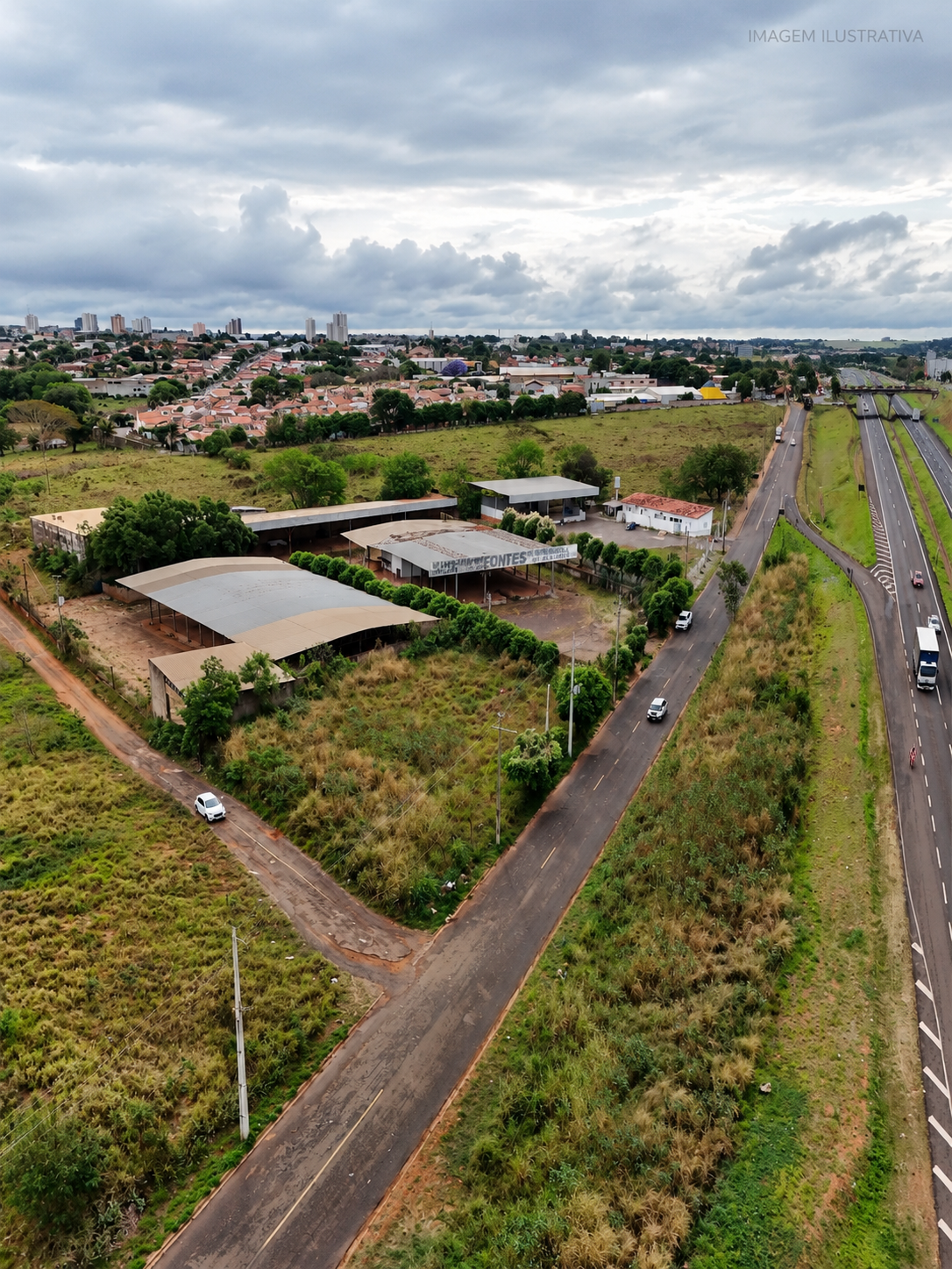 Galpão e área de 8.258,15 m²